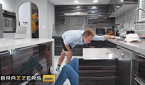 Sexy Plumber Kaylee Ryder Is Amend At Accoutrement Van's Pipe Than Accoutrement His Caboose Sink - BRAZZERS