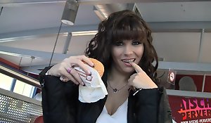 Freundin will im Fast Gaming-table Coffee bar blasen und frisst Sperma vom Burger - Aische Pervers